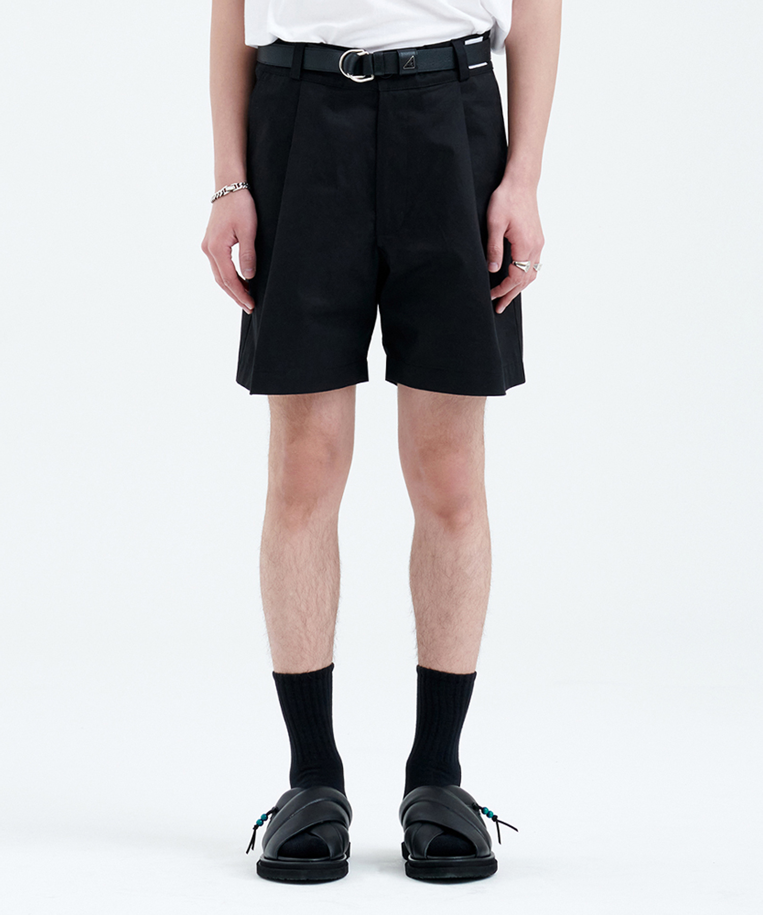 COLOR TAG ONE TUCK SHORT BLACK